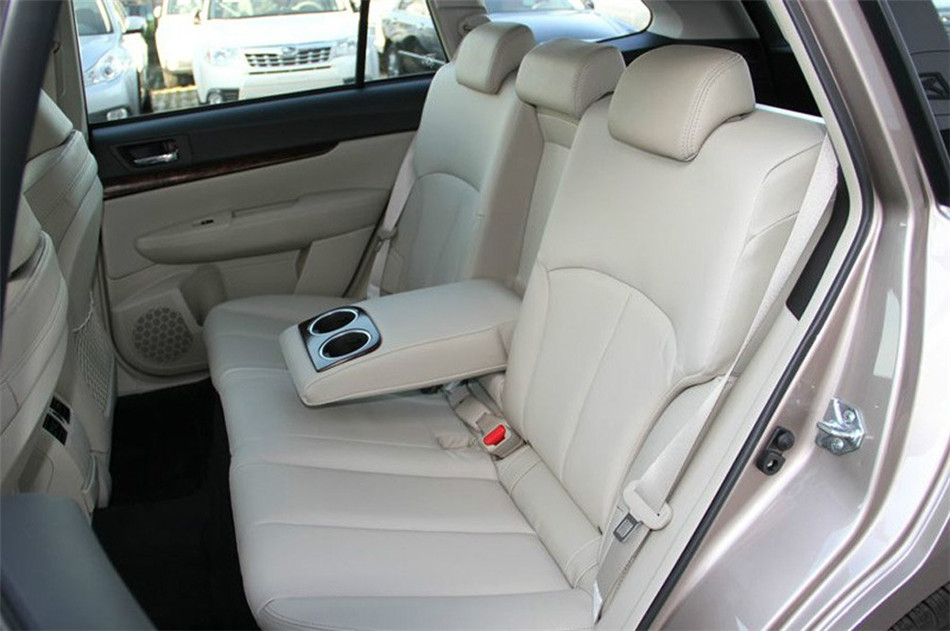2013款 2.5i AT 豪华版 座椅空间