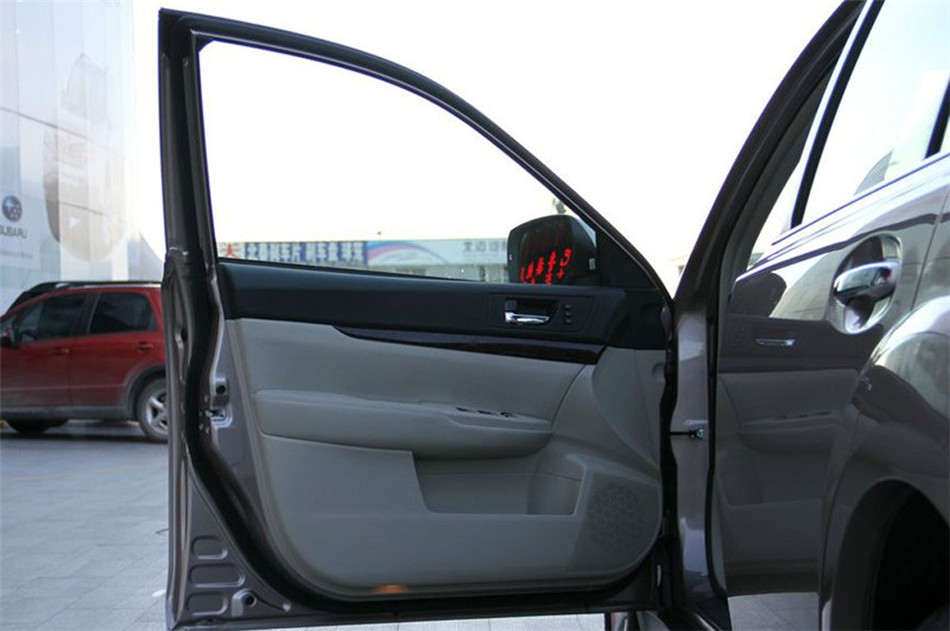 2013款 2.5i AT 豪华版 座椅空间