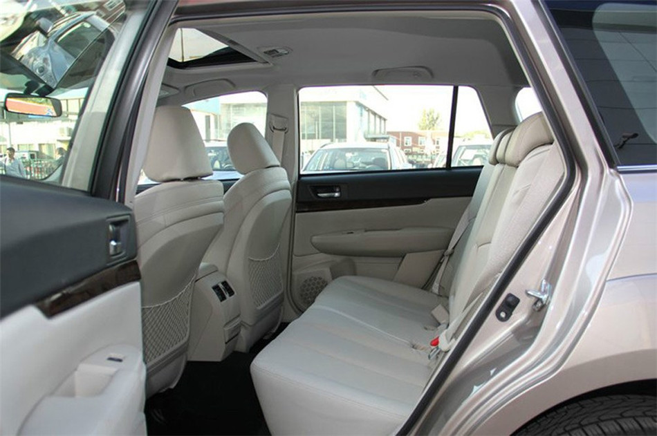 2013款 2.5i AT 豪华版 座椅空间