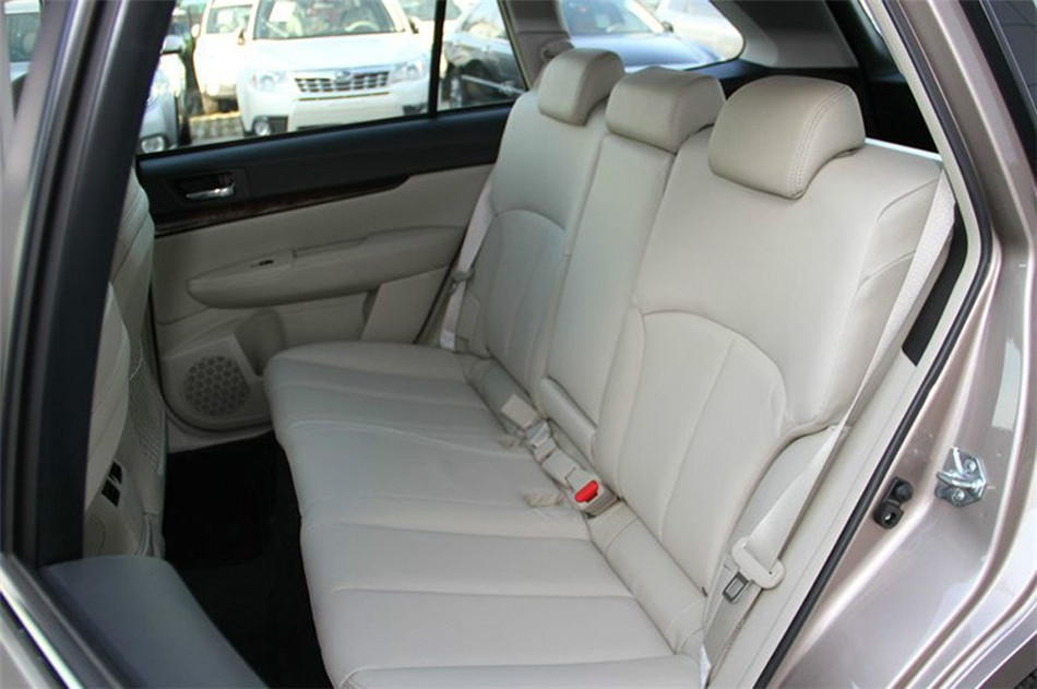 2013款 2.5i AT 豪华版 座椅空间