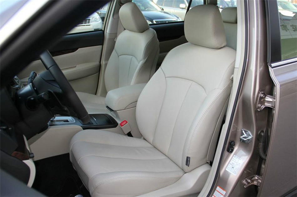 2013款 2.5i AT 豪华版 座椅空间