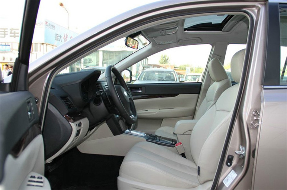 2013款 2.5i AT 豪华版 座椅空间