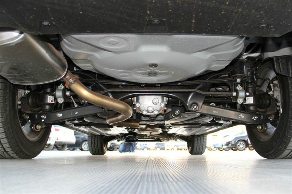 2013款 2.5i AT 豪华版 引擎底盘