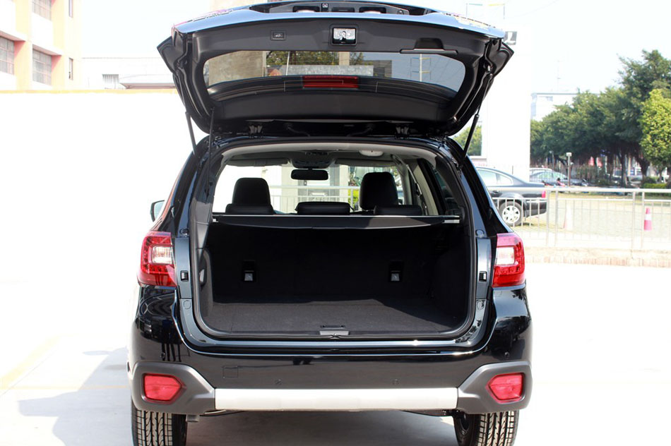 2015款 2.5i 运动导航版 座椅空间