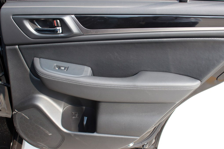 2015款 2.5i 运动导航版 座椅空间