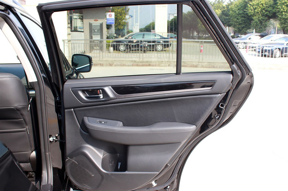 2015款 2.5i 运动导航版 座椅空间