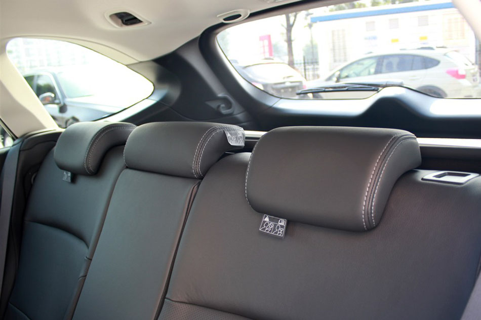 2015款 2.5i 运动导航版 座椅空间