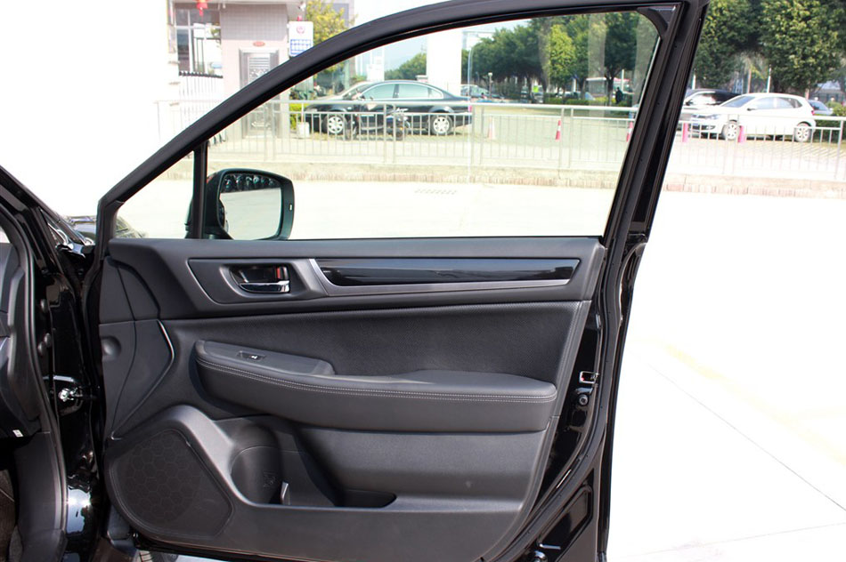 2015款 2.5i 运动导航版 座椅空间