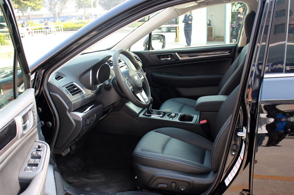 2015款 2.5i 运动导航版 座椅空间