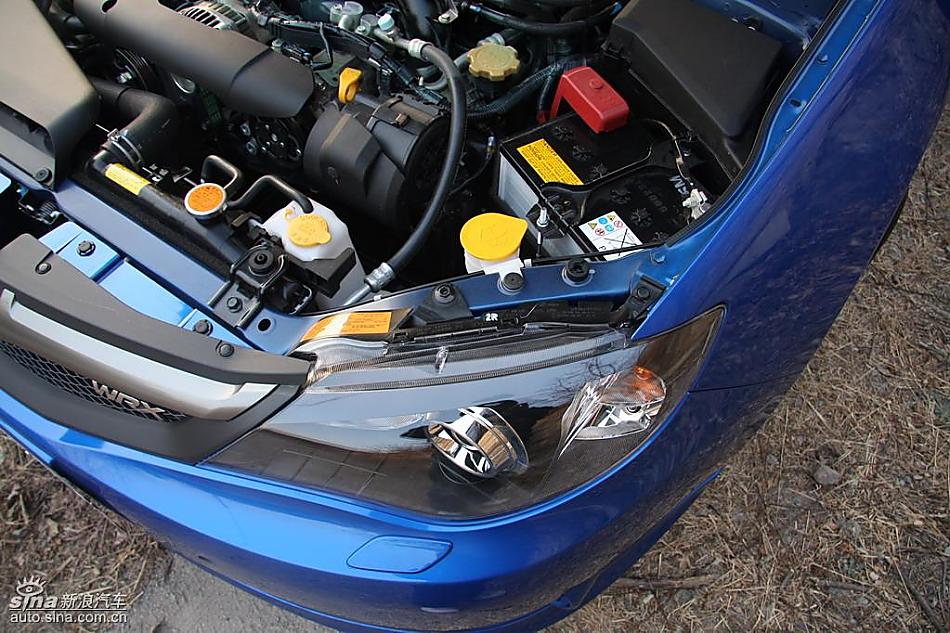 斯巴鲁三厢翼豹发动机及细节