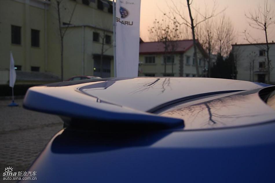 斯巴鲁三厢翼豹发动机及细节