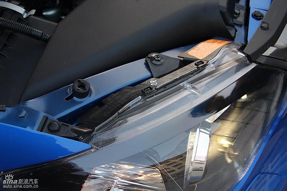 斯巴鲁三厢翼豹发动机及细节