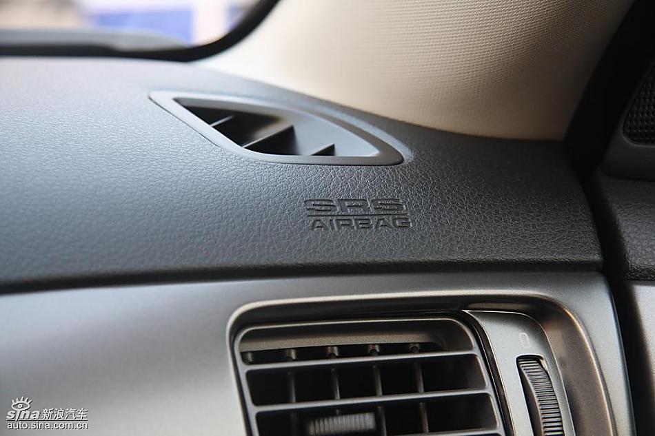 斯巴鲁三厢翼豹发动机及细节