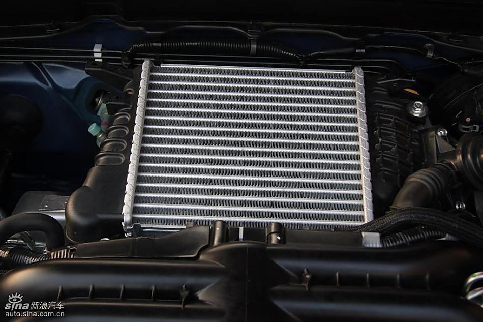 斯巴鲁三厢翼豹发动机及细节