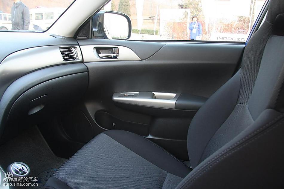 斯巴鲁三厢翼豹发动机及细节