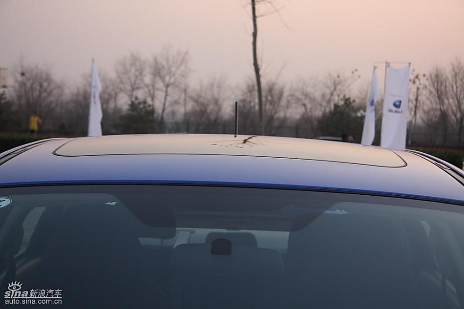 斯巴鲁三厢翼豹发动机及细节