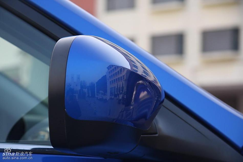 斯巴鲁三厢翼豹发动机及细节