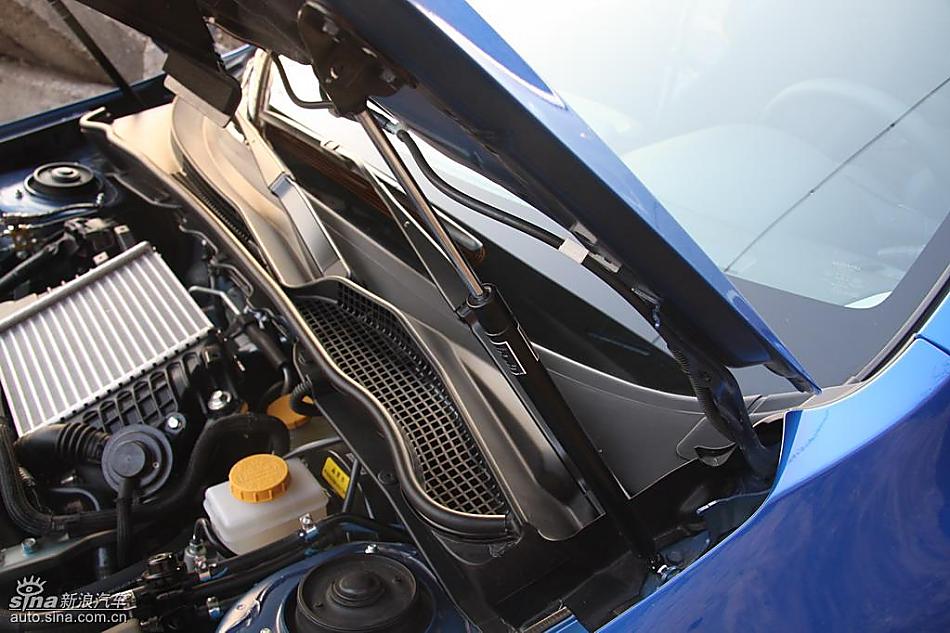 斯巴鲁三厢翼豹发动机及细节