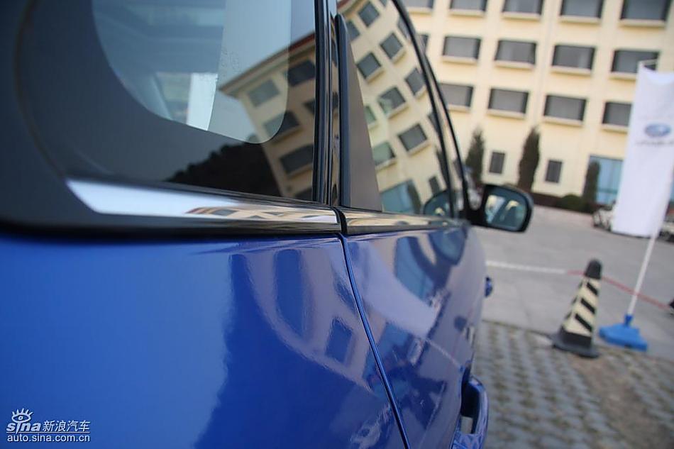 斯巴鲁三厢翼豹发动机及细节