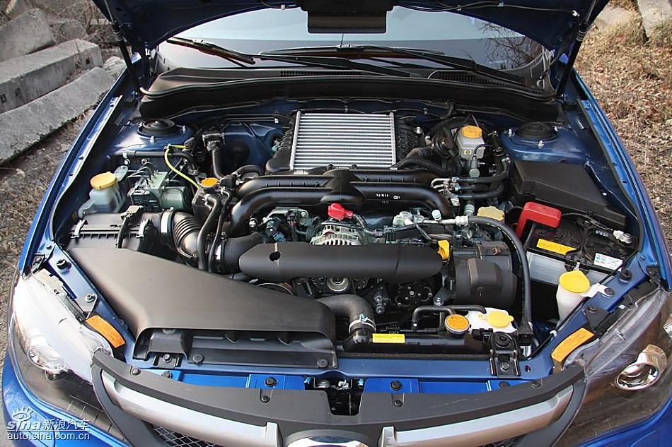 斯巴鲁三厢翼豹发动机及细节