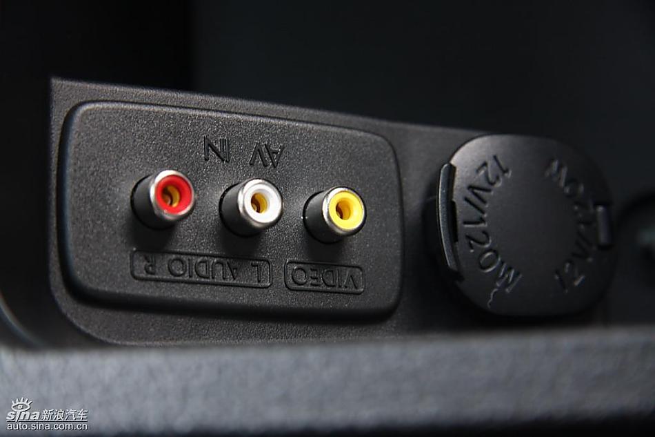 斯巴鲁三厢翼豹发动机及细节