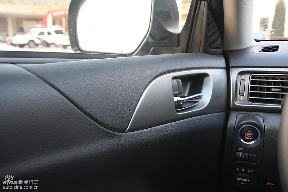 斯巴鲁三厢翼豹发动机及细节