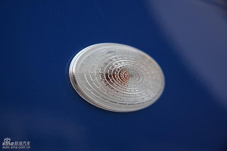 斯巴鲁三厢翼豹发动机及细节