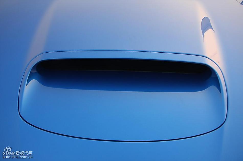 斯巴鲁三厢翼豹发动机及细节