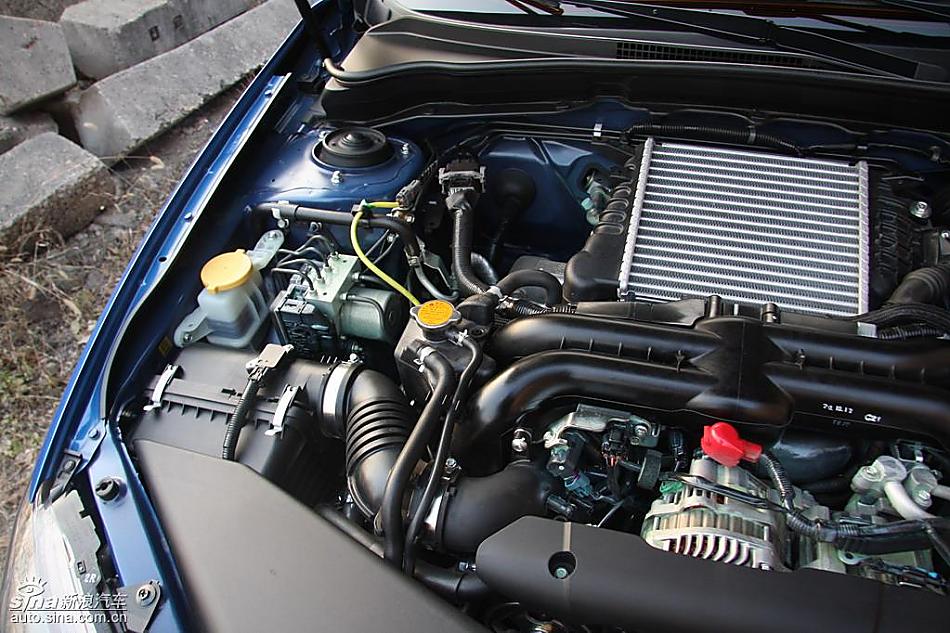 斯巴鲁三厢翼豹发动机及细节