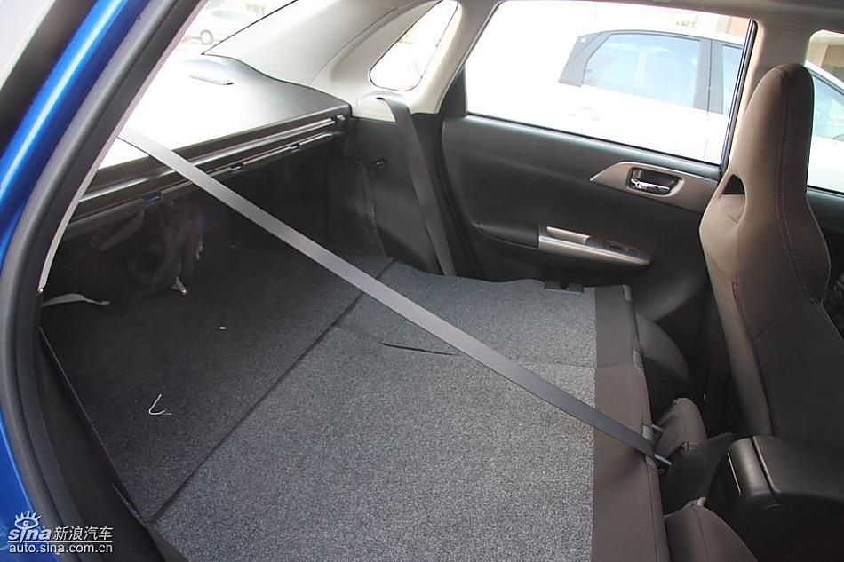 斯巴鲁三厢翼豹发动机及细节