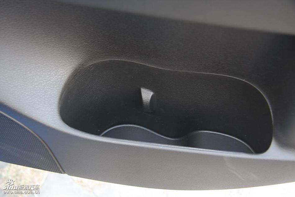 斯巴鲁三厢翼豹发动机及细节