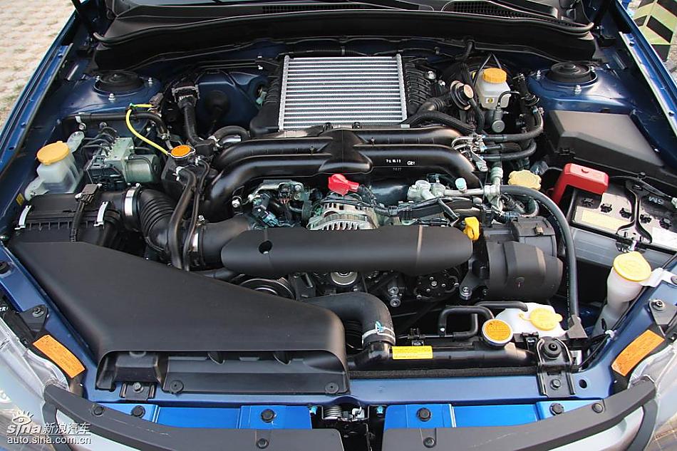 斯巴鲁三厢翼豹发动机及细节