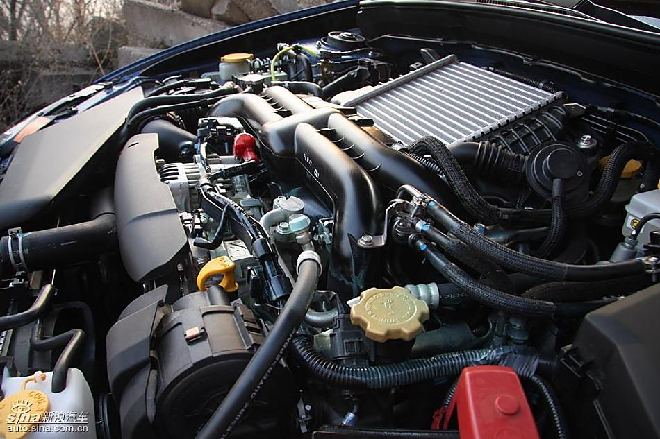 斯巴鲁三厢翼豹发动机及细节