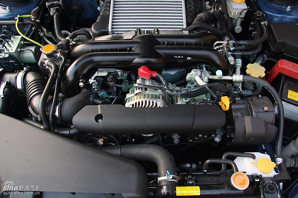 斯巴鲁三厢翼豹发动机及细节