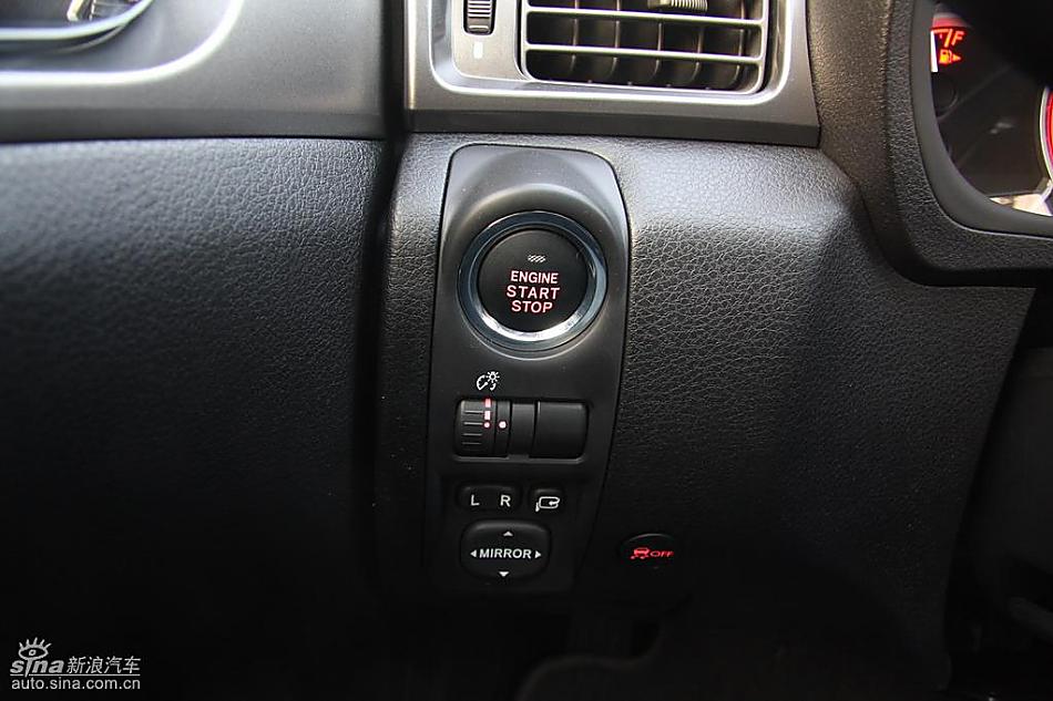 斯巴鲁三厢翼豹发动机及细节