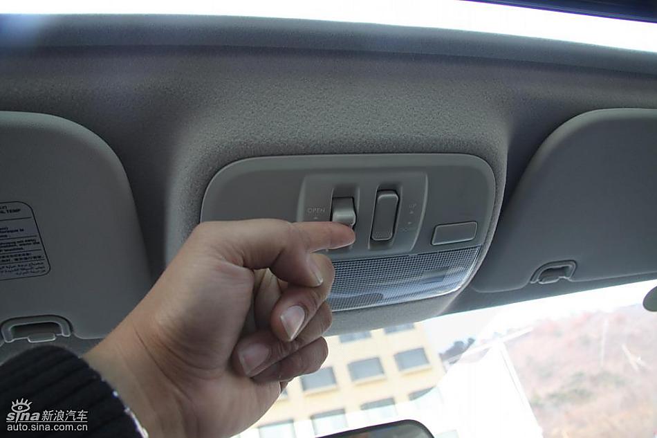 斯巴鲁三厢翼豹发动机及细节