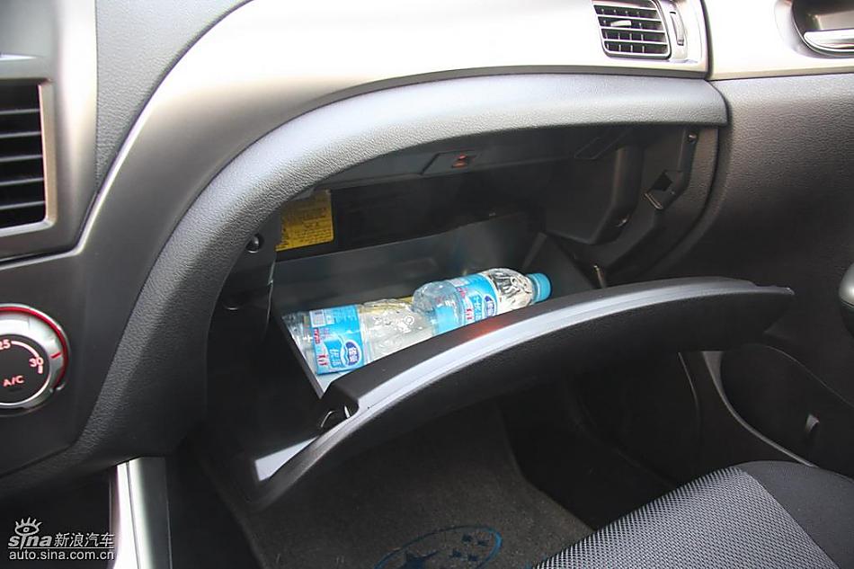 斯巴鲁三厢翼豹发动机及细节