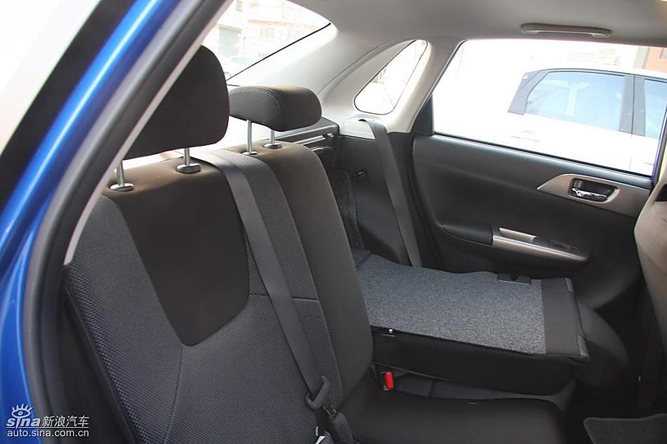 斯巴鲁三厢翼豹发动机及细节