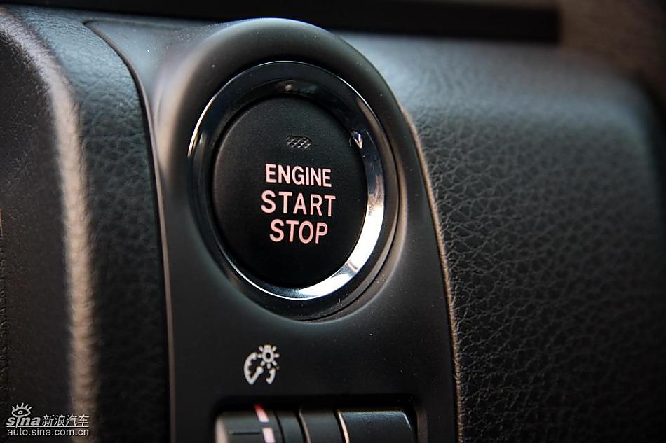 斯巴鲁三厢翼豹发动机及细节