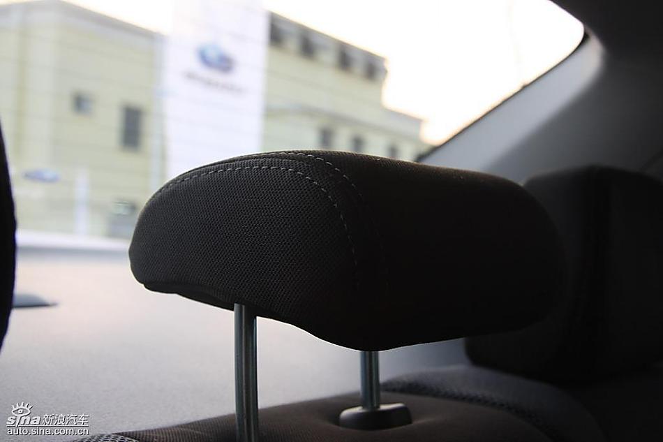 斯巴鲁三厢翼豹发动机及细节