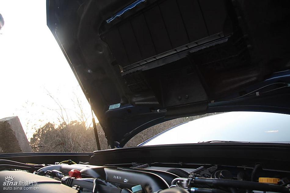 斯巴鲁三厢翼豹发动机及细节