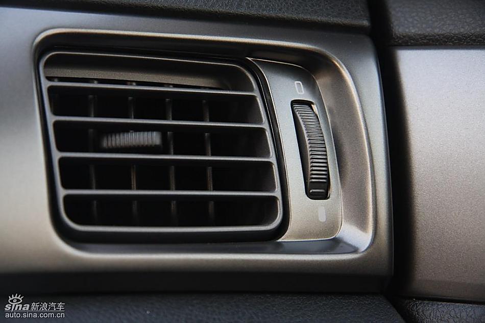 斯巴鲁三厢翼豹发动机及细节