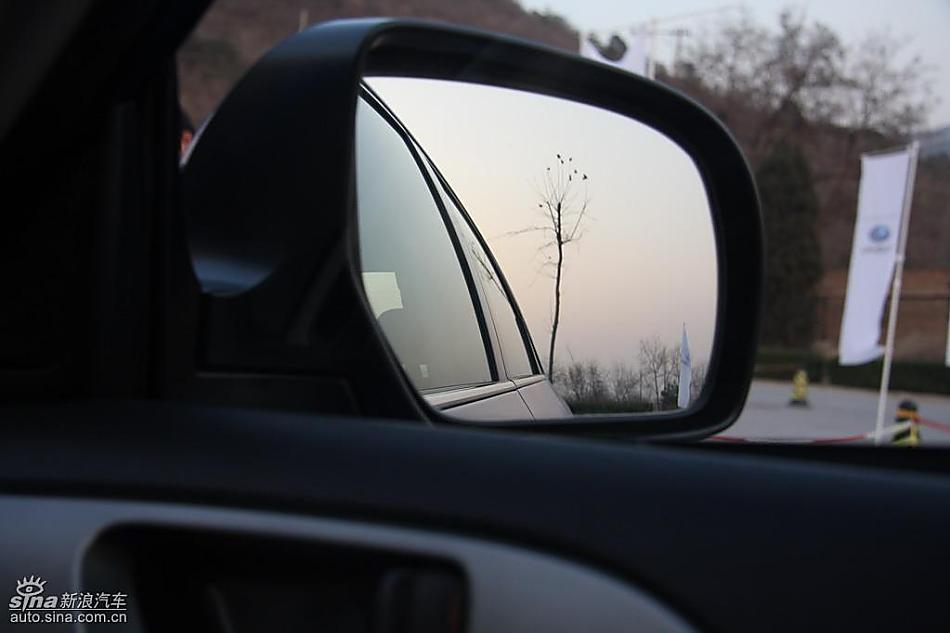 斯巴鲁三厢翼豹发动机及细节