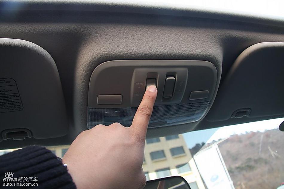 斯巴鲁三厢翼豹发动机及细节