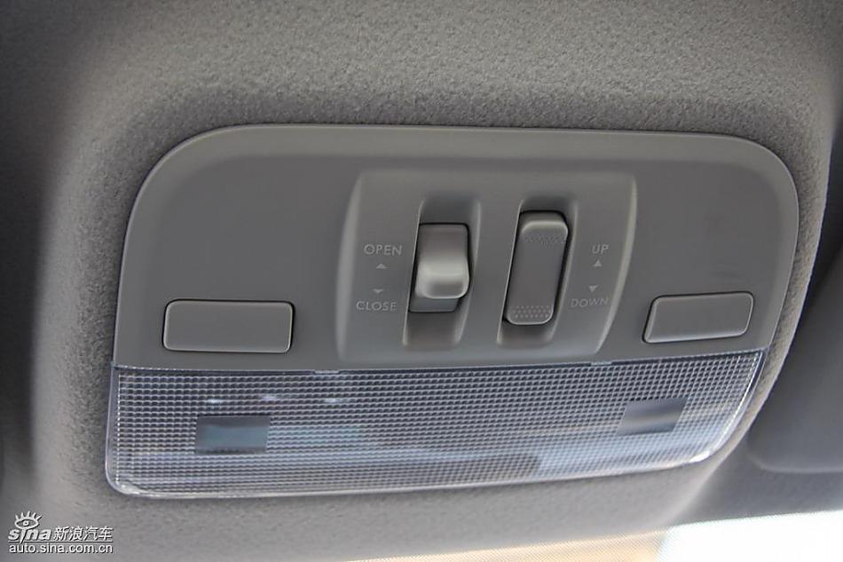 斯巴鲁三厢翼豹发动机及细节