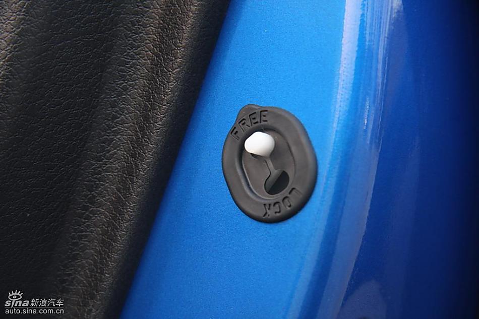 斯巴鲁三厢翼豹发动机及细节