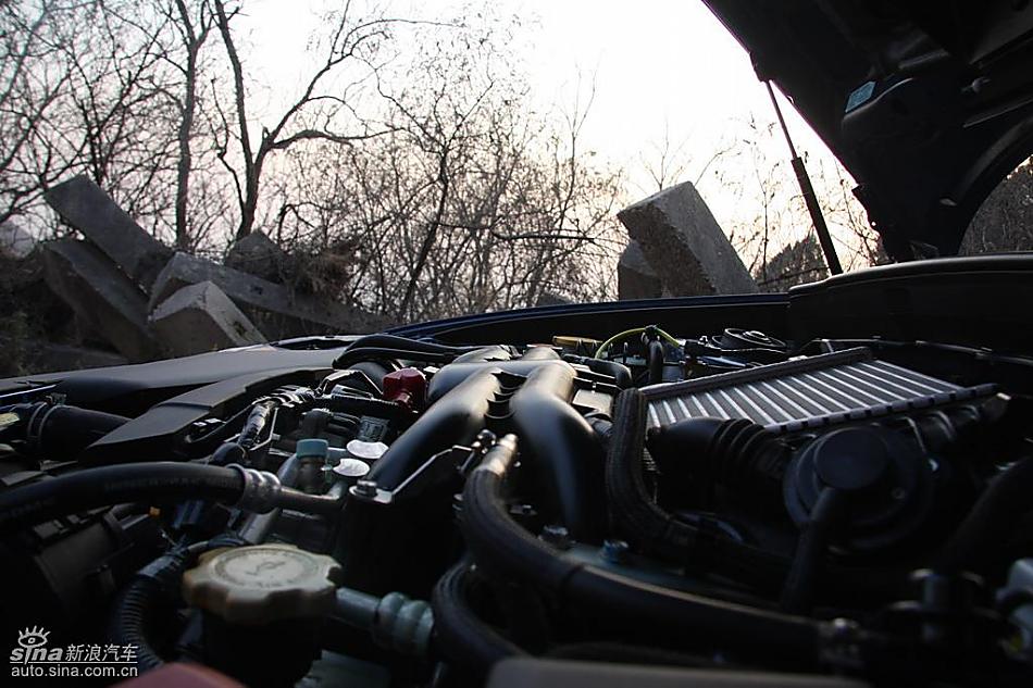 斯巴鲁三厢翼豹发动机及细节