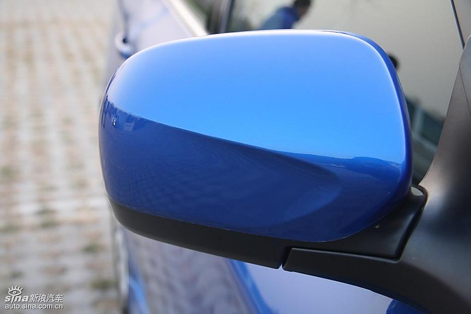 斯巴鲁三厢翼豹发动机及细节