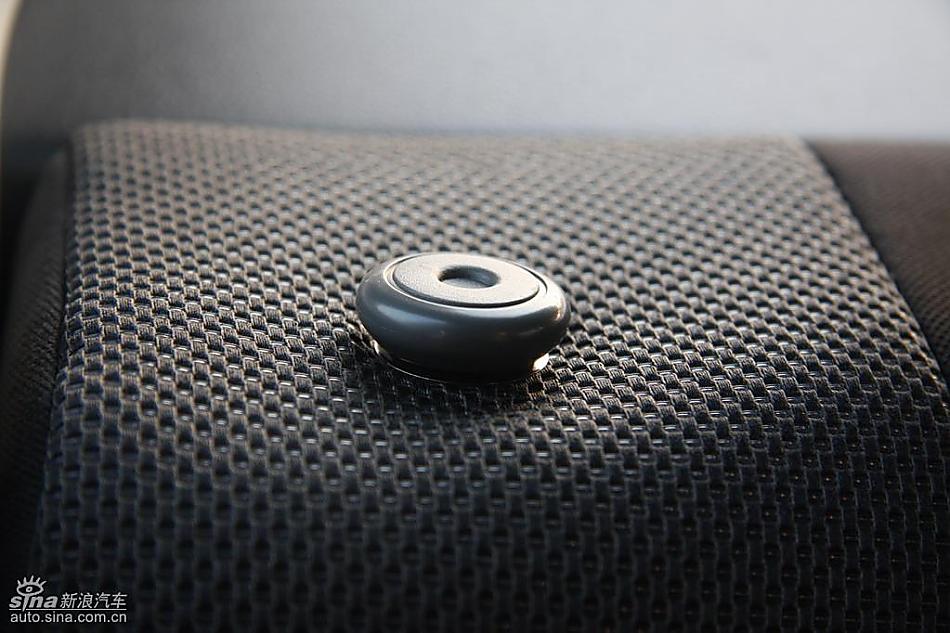 斯巴鲁三厢翼豹发动机及细节