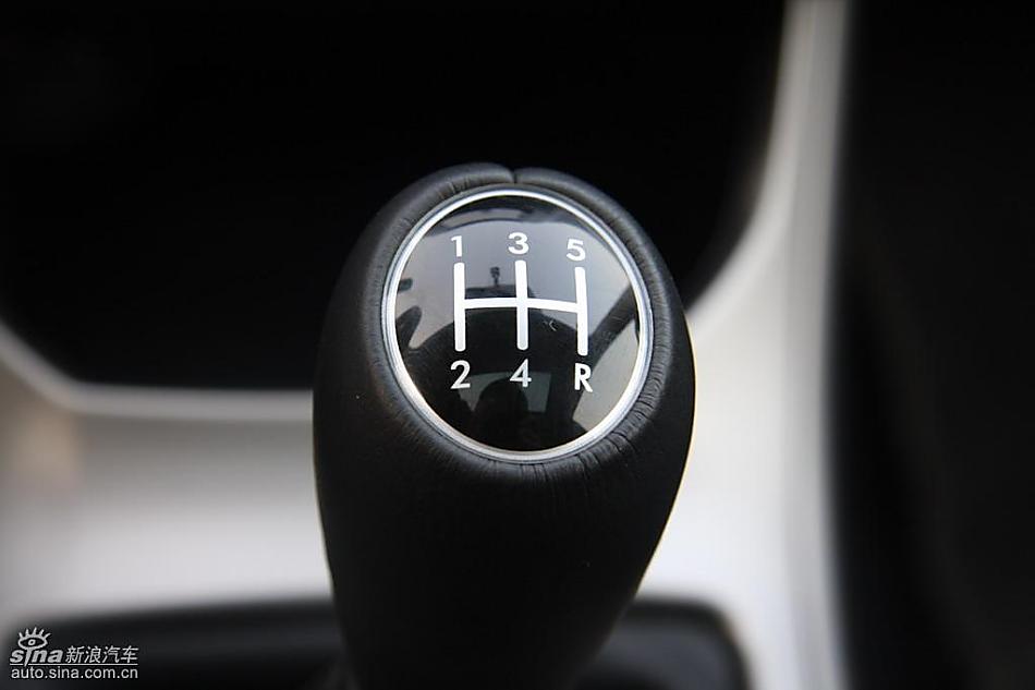 斯巴鲁三厢翼豹发动机及细节